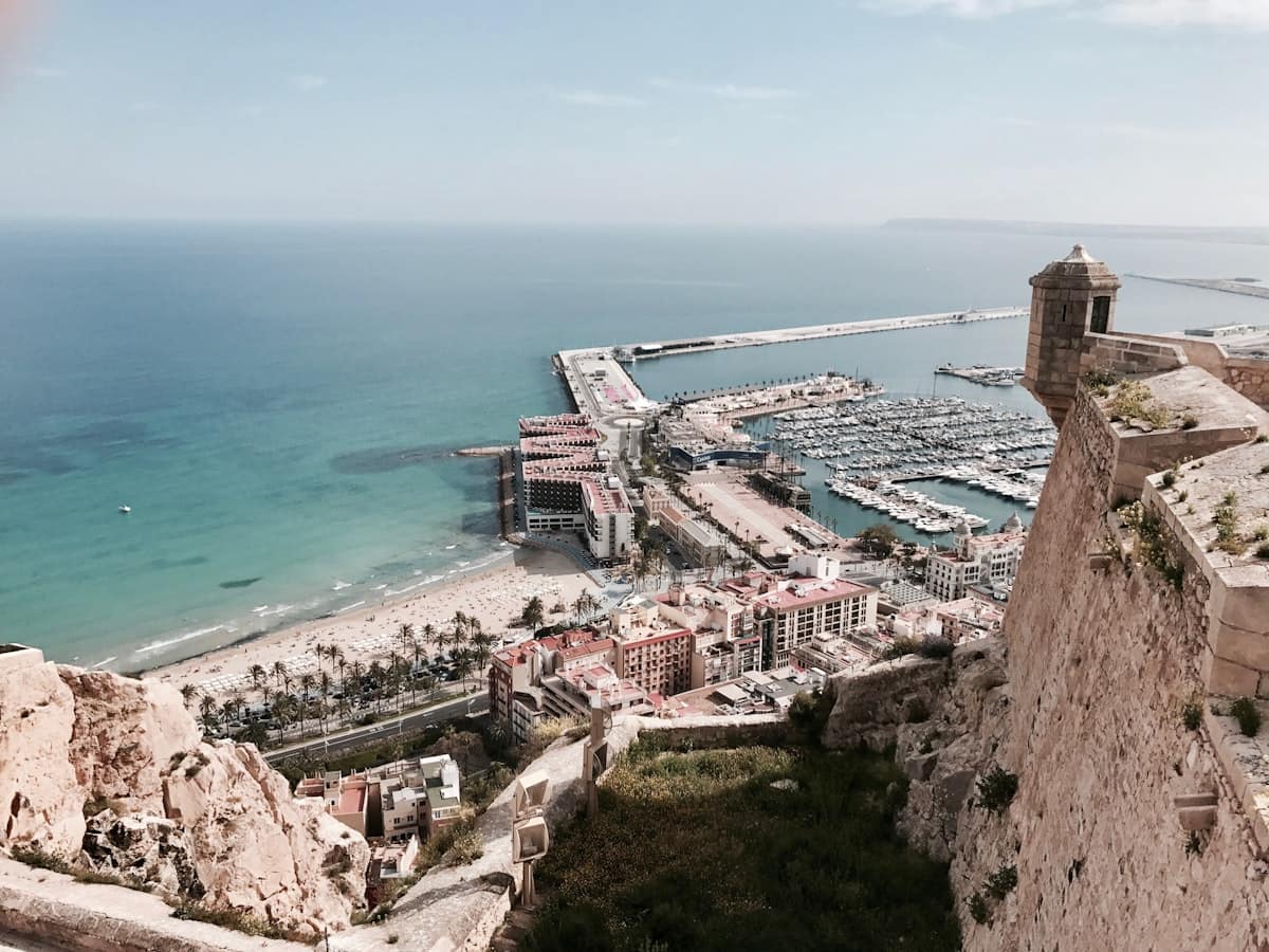 El puerto y el paseo marítimo de Alicante vistos desde el castillo de Santa Bárbara