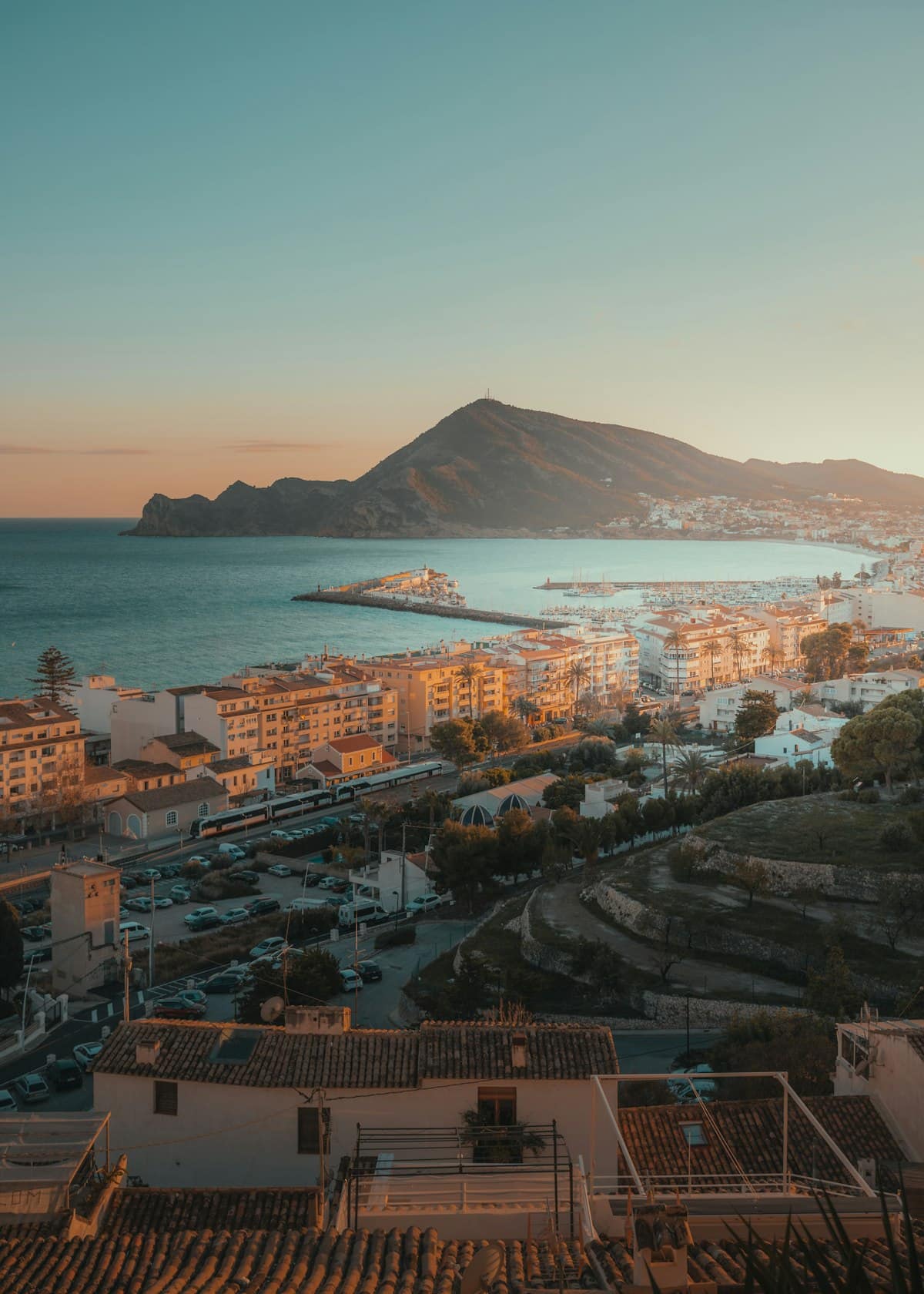 El casco antiguo y la bahía de Altea con luz dorada de tarde