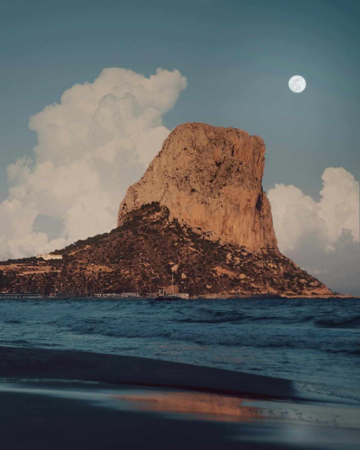 El Penyal d’Ifac emergiendo del mar en Calpe, con luna llena en lo alto