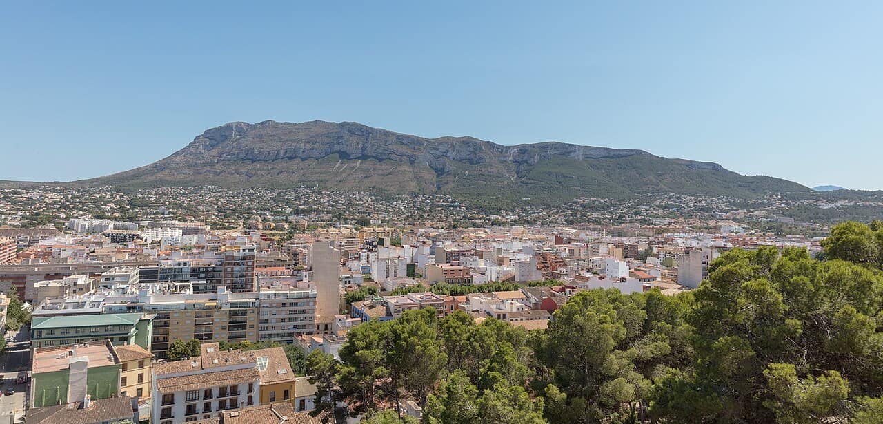 El pueblo de Dénia extendido bajo el macizo del Montgó