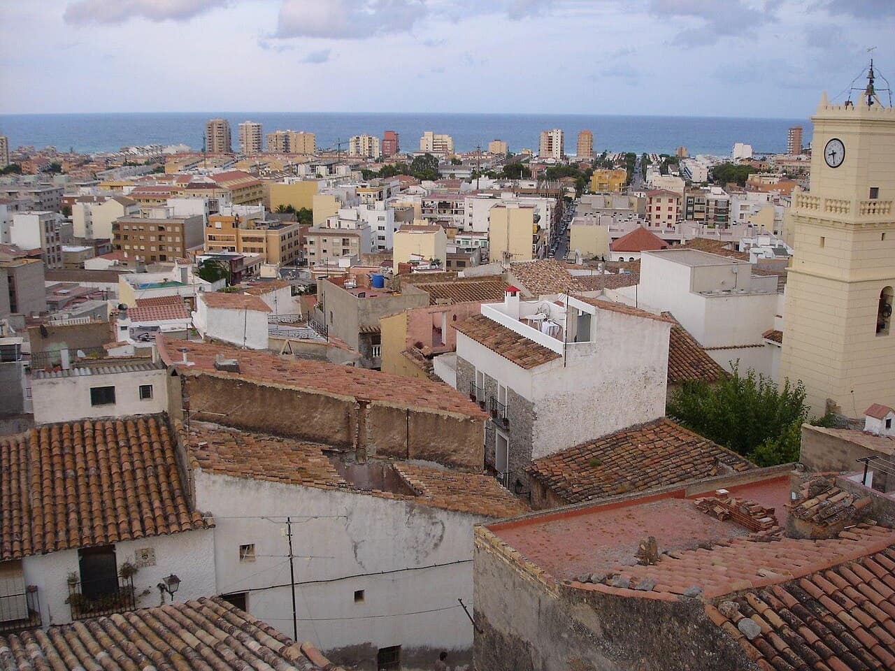 Los tejados del casco antiguo y la torre del reloj de Oropesa del Mar, con el mar detrás