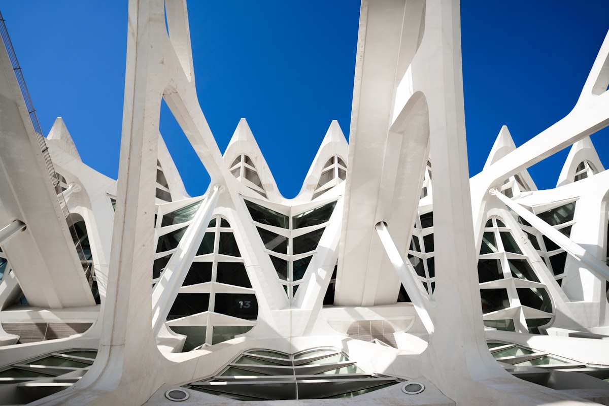 Las costillas blancas de la Ciutat de les Arts i les Ciències de València sobre un cielo azul intenso